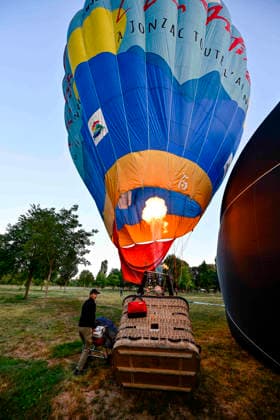 NEWS : Championnats de France de Montgolfieres - Marmande - 10 08 2026 Gonflage des Montgolfieres avant le decollage Marmande  Copyright: xThierryxBretonx