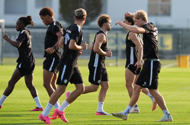 SOCCER - UEFA CL, Sturm vs Fenerbahce GRAZ,AUSTRIA,10.AUG.26 - SOCCER - UEFA Champions League, qualification, Sturm Graz vs Fenerbahce Istanbul, preview, training Sturm. Image shows the team of sturm during warm-up.  GEPAxpictures xMichaelxRiedler