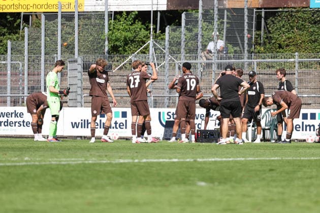 Soccer I Men s Team I 2026–2027 Season I Regionalliga Nord I Matchday 2 I FC St. Pauli II vs. Bremer SV I August 9, 2026 Water break during the FC St. Pauli II match Copyright: xLobeca RalfxHomburgx