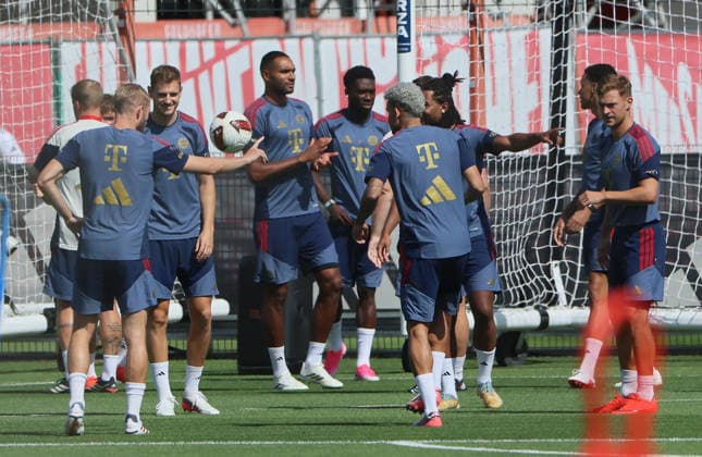 August 10, 2026, FC Bayern Training, Saebenerstrasse, Munich, Soccer, Sports, Pictured: Konrad Laimer (FC Bayern Munich), Josip Stanisic (FC Bayern Munich), Jonathan Tah of FC Bayern Munich, Alphons Davies of FC Bayern Munich, Alphons Davies of FC Bayern Munich, Luis Diaz of FC Bayern Munich, Serge Gnabry of FC Bayern Munich, Jamal Musiala of FC Bayern Munich, and Joshua Kimmich of FC Bayern Munich are back