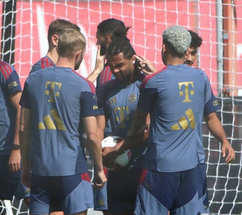 August 10, 2026, FC Bayern Training, Säbenerstraße, Munich; soccer, sports; pictured: Konrad Laimer (FC Bayern Munich), Josip Stanisic (FC Bayern Munich), Nathaniel Brown (FC Bayern Munich), and Luis Diaz (FC Bayern Munich) playfully pinching Serge Gnabry’s (FC Bayern Munich) ears
