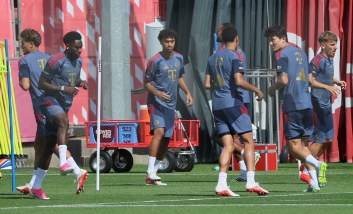 August 10, 2026, FC Bayern Training, Saebenerstrasse, Munich, Soccer, Sports, Pictured: Tom Bischof (FC Bayern Munich), Alphons Davies (FC Bayern Munich), Nathaniel Brown (FC Bayern Munich), Jonathan Tah of FC Bayern Munich, Jamal Musiala of FC Bayern Munich, Min Jae Kim of FC Bayern Munich, and Lennart Karl of FC Bayern Munich