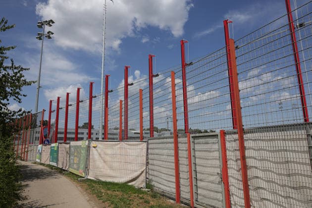 August 10, 2026, FC Bayern Training, Saebenerstrasse, Munich, Soccer, Sports, Pictured: Construction site at FC Bayern, New curtain system, The curtain is raised or lowered over a distance of 60 meters using just a single rod