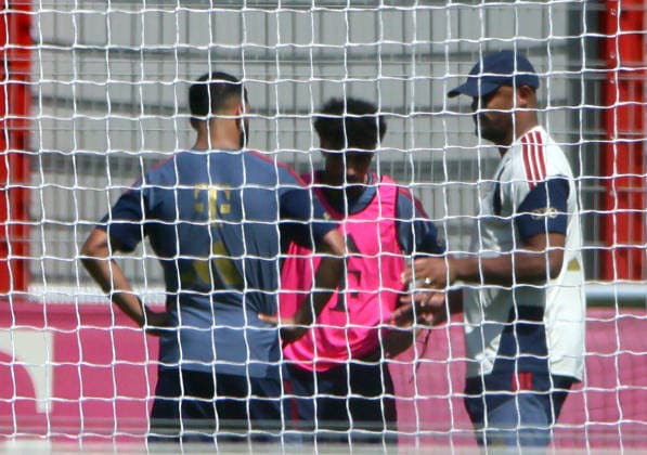 August 10, 2026, FC Bayern Training, Saebenerstrasse, Munich, Soccer, Sports; Pictured: New signings Ismael Saibari of FC Bayern Munich and Nathaniel Brown of FC Bayern Munich talking with Vincent Kompany of FC Bayern Munich