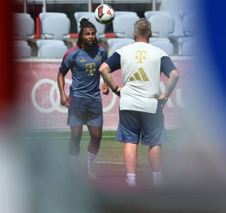 August 10, 2026, FC Bayern Training, Saebenerstrasse, Munich, Soccer, Sports, Pictured: Serge Gnabry of FC Bayern Munich with Benjamin Sommer of FC Bayern Munich