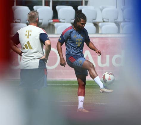 August 10, 2026, FC Bayern Training, Saebenerstrasse, Munich, Soccer, Sports, Pictured: Benjamin Sommer of FC Bayern Munich watching Serge Gnabry of FC Bayern Munich
