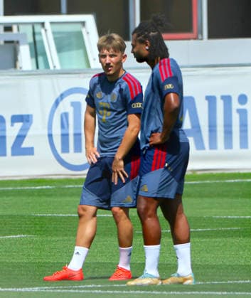 August 10, 2026, FC Bayern Training, Saebenerstrasse, Munich, Soccer, Sports; pictured: Lennart Karl of FC Bayern Munich complains that he s still having a little trouble with his left thigh; Serge Gnabry of FC Bayern Munich listens