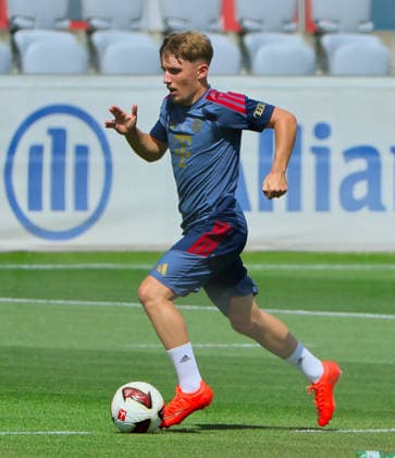 August 10, 2026, FC Bayern Training, Saebenerstrasse, Munich, Soccer, Sports, Pictured: Lennart Karl of FC Bayern Munich making the Vulcan salute finger gesture from Star Trek