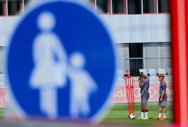 August 10, 2026, FC Bayern Training, Saebenerstrasse, Munich, Soccer, Sports, Pictured: Serge Gnabry of FC Bayern Munich and Lennart Karl of FC Bayern Munich are waiting in line