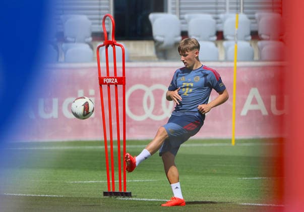 August 10, 2026, FC Bayern Training, Saebenerstrasse, Munich, Soccer, Sports, Pictured: Lennart Karl, FC Bayern Munich