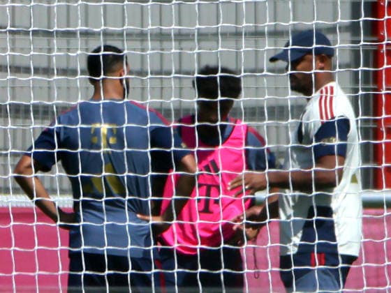 August 10, 2026, FC Bayern Training, Saebenerstrasse, Munich, Soccer, Sports; Pictured: Ismael Saibari of FC Bayern Munich and Nathaniel Brown of FC Bayern Munich talking with Vincent Kompany of FC Bayern Munich