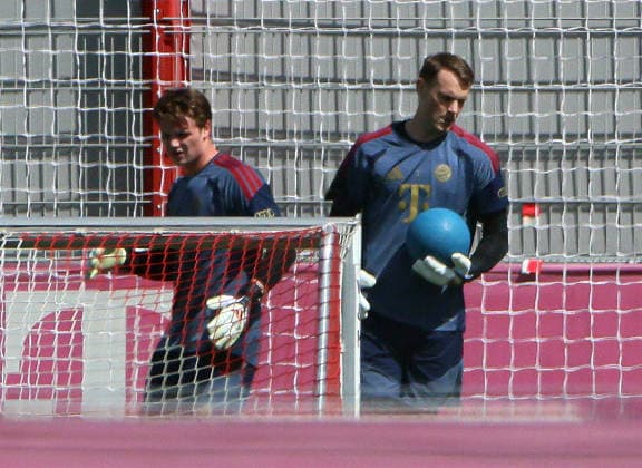 August 10, 2026, FC Bayern Training, Saebenerstrasse, Munich, Soccer, Sports, Pictured: Jonas Urbig (FC Bayern Munich) and Manuel Neuer (FC Bayern Munich)