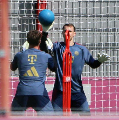 August 10, 2026, FC Bayern Training, Saebenerstrasse, Munich, Soccer, Sports, Pictured: Jonas Urbig (FC Bayern Munich) and Manuel Neuer (FC Bayern Munich)