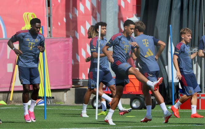 August 10, 2026, FC Bayern Training, Saebenerstrasse, Munich, Soccer, Sports, Pictured: Alphons Davies (FC Bayern Munich), Sacha Boey (FC Bayern Munich), Nathaniel Brown of FC Bayern Munich, Jamal Musiala of FC Bayern Munich, Tom Bischof of FC Bayern Munich, and Lennart Karl of FC Bayern Munich