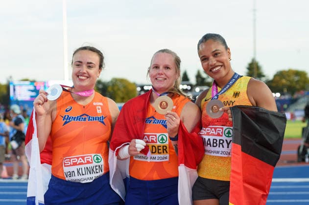 BIRMINGHAM, GREAT BRITAIN - August 10: Jorinde Van Klinken (Netherlands), Jessica Schilder (Netherlands) and Yemisi Mabry (Germany) with their medals after the shot put final during the European Athletics Championships 2026 at Alexander Stadium in Birmingham, Great Britain (Photo by Sven Beyrich Sports Press Photo) Copyright: xSvenxBeyrich SportsxPressxPhotox Sportspressphoto_SPR204140