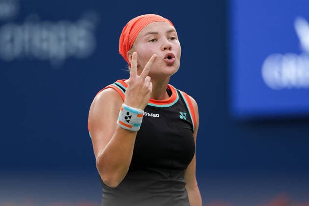 National Bank Open 2026 - Day 10 TORONTO, CANADA - AUGUST 10 : Diana Shnaider gestures to her coach in quarter-finals round match against Iga Swiatek of Poland during day 10 of WTA, Tennis Damen 1000 National Bank Open in Toronto, Ontario, Canada on August 10, 2026. Mert Alper Dervis Anadolu Ontario Canada. Editorial use only. Please get in touch for any other usage.  Copyright: x2026xAnadoluxMertxAlperxDervisx