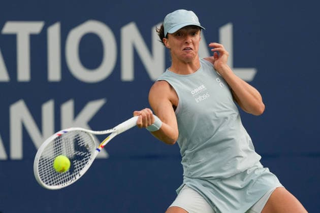 WTA, Tennis Damen Masters 1000 National Bank Open Toronto 2026 - Quarter Finals - Day 10 Iga ÅöwiÄÖtek of Poland plays a forehand during the Women™s Singles quarter-final match against Diana Shnaider of Russia on day 10 of the WTA Masters 1000 National Bank Open at Sobeys Stadium on August 10, 2026, in Toronto, Canada. (Photo by Leonardo Ramirez Eyepix Group) Copyright: xLeonardoxRamirezx xEyepixxGroupx LR_09082026_09785