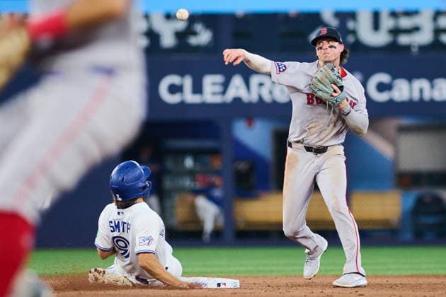 August 10, 2026, Toronto, On, Canada: Boston Red Sox s Nick Sogard (20) can t turn the double play in time as Toronto Blue Jays Josh Smith (9) is out at second during fifth inning MLB, Baseball Herren, USA baseball action in Toronto, on Monday, Aug. 10, 2026. Canada News - August 10, 2026 - ZUMAc35_ 20260810_zaf_c35_134 Copyright: xSammyxKoganx
