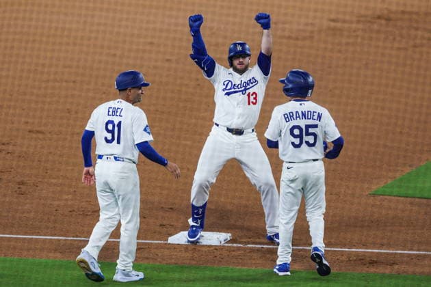 MLB, Baseball Herren, USA - Los Angeles Dodgers vs Kansas City Royals Dodgers third baseman Max Muncy (C) celebrates after hitting an RBI triple in the sixth inning of an MLB game between the Los Angeles Dodgers and Kansas City Royals at Uniqlo Field in Dodger Stadium in Los Angeles, California, USA, 10 August 2026. LOS ANGELES CALIFORNIA United States  Copyright: xCHRISxTORRESx
