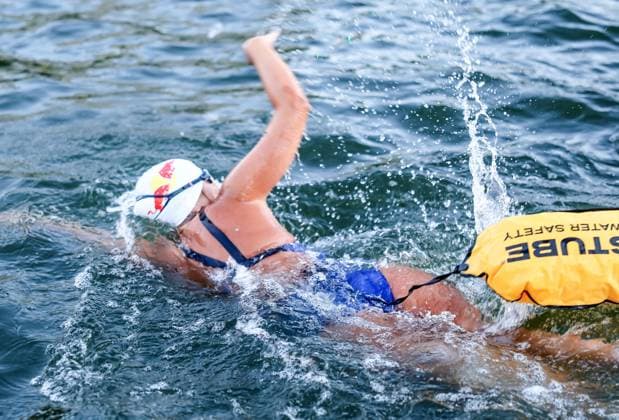 Extreme swimmer Nathalie Pohl kicks off her 200-km river challenge at Holbeinsteg in Frankfurt on August 26, 2011. Extreme swimmer Nathalie Pohl at the start of her charity challenge, RIVERS Frankfurt to Cologne, at Holbeinsteg on the Main River. In four days, she will swim over 200 kilometers from Frankfurt to Cologne to raise funds for children’s swimming programs in partnership with DVAG hilft e.V. and the RTL Charity Marathon, and to raise awareness about the importance of water safety. Frankfurt, Holbeinsteg, Hesse, Germany IKW_4914