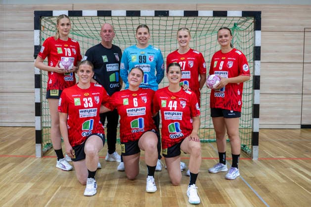 Women s Handball Bundesliga (HBF), 2026–2027 Season SV Union Halle Neustadt Team Photo Halle, Germany August 10, 2026 In the photo, from left to right at the top, the new additions are Paulina Stapurewicz (Halle), Coach Pether Krautmeyer (Halle), goalkeeper Lena Schmied (Halle), Lynn Holtmann (Halle), Gerda Kairyte (Halle); bottom row: Nele Wenzel (Halle), Velerie Smits (Halle), and Lois van Vliet (Halle). Halle-Saale, SWH Arena, Saxony-Anhalt, Germany