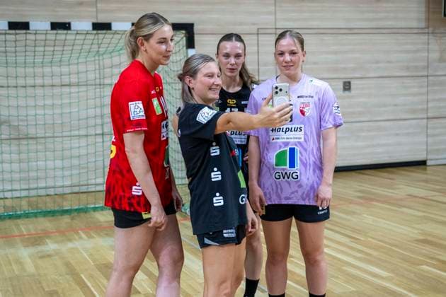 Women s Handball Bundesliga (HBF), 2026–2027 Season SV Union Halle Neustadt Team Photo Halle, Germany August 10, 2026 Pictured from left: Tina Wagenlader (Halle), Elisa Moeschter (Press and Public Relations), Emma Hertha (Halle), and Viktoria Marksteiner (Halle) Halle an der Saale, SWH Arena, Saxony-Anhalt, Germany