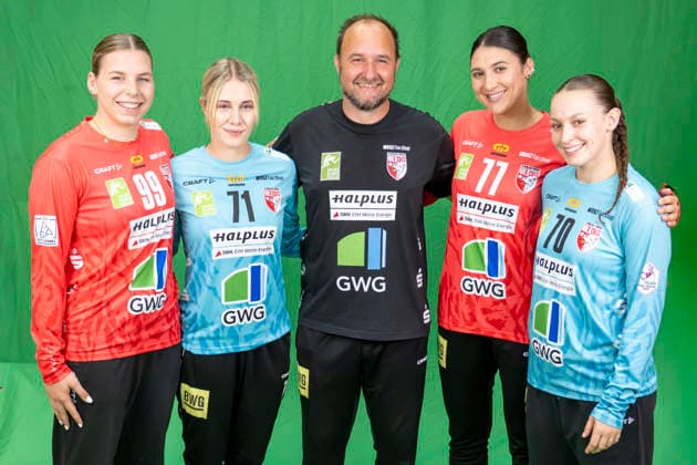 Women s Handball Bundesliga (HBF), 2026–2027 Season, SV Union Halle Neustadt Team Photo, Halle, Germany, August 10, 2026. Pictured from left: Goaltender Lena Schmied (Halle), Goaltender Ela Szott (Halle), Goaltending Coach Andreas Wiese (Halle), Goaltender Marijana Ilic (Halle), and Goaltender Nicola Czaja (Halle). Halle-Saale, SWH Arena, Saxony-Anhalt, Germany