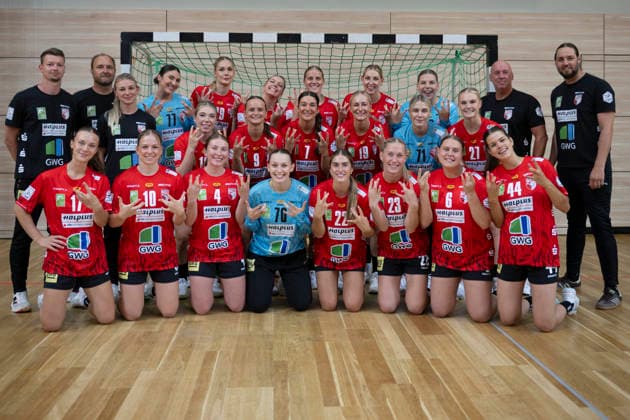 Women s Handball Bundesliga (HBF), 2026–2027 Season, SV Union Halle Neustadt Team Photo, Halle, Germany, August 10, 2026. Pictured from left, top row: Strength and conditioning coach Lucas Marschall, goalkeeper coach Andreas Wiese (Halle), goalkeeper Marijana Ilic (Halle), Paulina Stapurewicz (Halle), Ilona Kieffer (Halle), Tina Wagenlader (Halle), goalkeeper Lena Schmied (Halle), coach Pether Krautmeyer (Halle), and athletic director Felix Gühlcke (Halle). Middle row, from left: team doctor Tina Guehrlich Moehle, Fabienne Büch (Halle), Gerda Kairyte (Halle), Lynn Molenaar (Halle), Lea Gruber (Halle), goalkeeper Ela Szott (Halle), Lynn Holtmann (Halle); bottom row, from left: Emma Hertha (Halle), Viktoria Marksteiner (Halle), Maksi Pallas (Halle), goalkeeper Nicola Czaja (Halle), Tabea Wipper Halle, Marie Polakova Halle, Velerie Smits Halle, and Lois van Vliet Halle Halle Saale SWH Arena Saxony-Anhalt, Germany