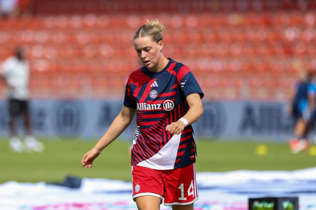 Alara Sehitler, FC Bayern Munich, age 14, warming up before the game, GER, FC Bayern Munich vs. Paris FC, soccer, friendly match, 2026–2027 season, August 9, 2026, GER, FC Bayern Munich vs. Paris FC, soccer, friendly match, 2026–2027 season, August 9, 2026, Unterhaching Copyright: xEibner-Pressefoto JennixMaulx EP_JML