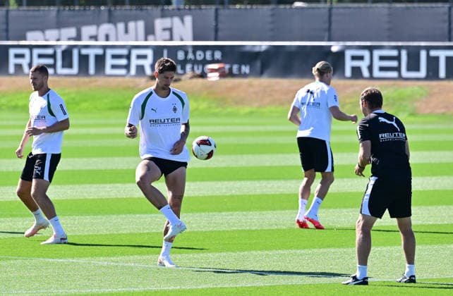 August 11, 2026, Mönchengladbach Soccer, Men s, 2026–2027 season, Borussia Mönchengladbach training session: Tomas Cvancara, Gladbach, with Tony Jantschke, assistant coach at Gladbach (right). DFL regulations prohibit any use of photographs as image sequences and or quasi-video content at Borussia Park, North Rhine-Westphalia, Germany