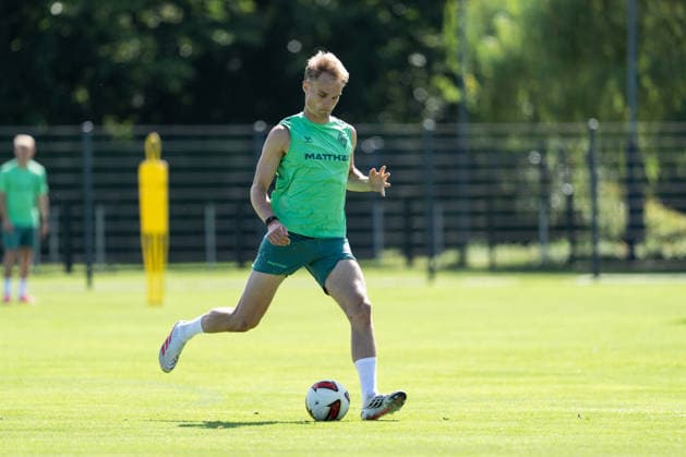 August 11, 2026, GER Germany, Soccer, 2026–2027 Season, Werder Bremen Training Camp, Day 2 of SV Werder Bremen’s training camp in Harsewinkel, Marienfeld, Amos Pieper, SV Werder Bremen, 5 individual drills, full-body, ball at his feet, Harsewinkel, Marienfeld, Hotel Residence Klosterpforte, North Rhine-Westphalia (NRW), Germany Copyright: xnordphotoxGmbHx xChristianxSchulzex