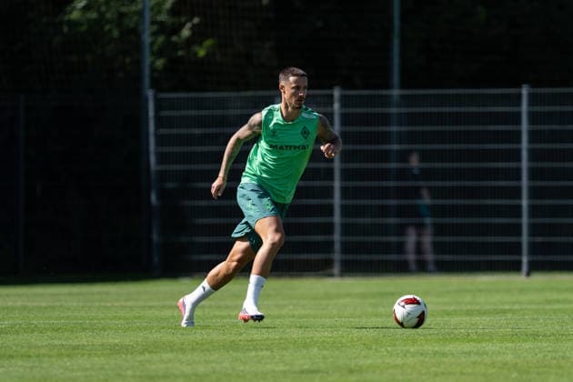 August 11, 2026, GER Germany, Soccer, 2026–2027 Season, Werder Bremen Training Camp, Day 2 of SV Werder Bremen’s training camp in Harsewinkel, Marienfeld; Marco Friedl, SV Werder Bremen, 32, individual play, full-body, ball at his feet, Harsewinkel, Marienfeld, Hotel Residence Klosterpforte, North Rhine-Westphalia (NRW), Germany Copyright: xnordphotoxGmbHx xChristianxSchulzex
