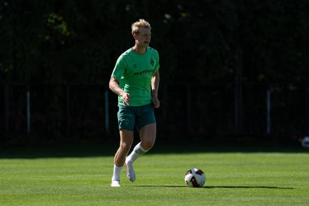 August 11, 2026, GER Germany, Soccer, 2026–2027 Season, Werder Bremen Training Camp, Day 2 of SV Werder Bremen’s training camp in Harsewinkel, Marienfeld; Oskar Wojcik, SV Werder Bremen; 3 individual moves, full-body, ball at his feet; Harsewinkel, Marienfeld, Hotel Residence Klosterpforte, North Rhine-Westphalia (NRW), Germany Copyright: xnordphotoxGmbHx xChristianxSchulzex