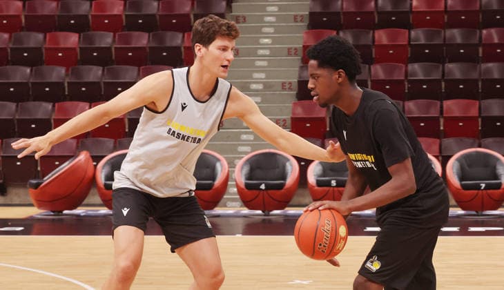 Ludwigsburg, MHP Riesen Ludwigsburg basketball practice, from left: Patrick Cartier, Yohann Tchouaffe