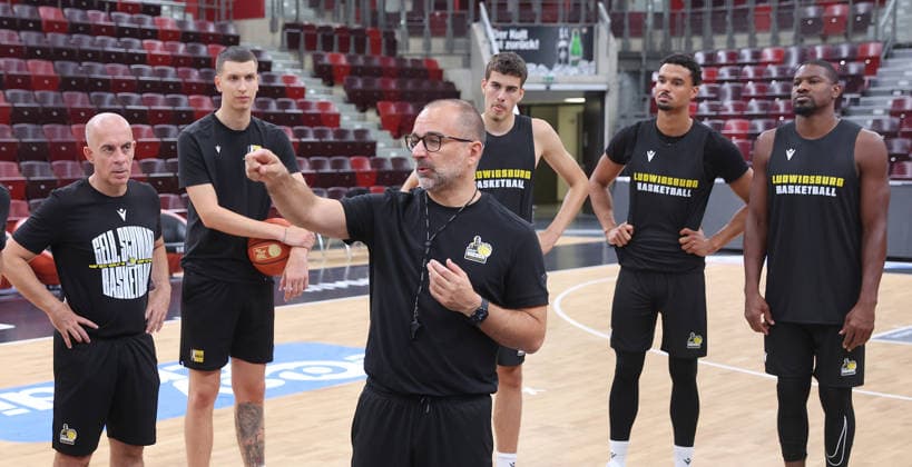 Ludwigsburg, MHP Riesen Ludwigsburg Basketball Practice, Coach Carles Duran