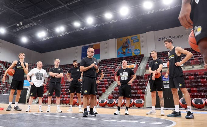Ludwigsburg, MHP Riesen Ludwigsburg Basketball Practice, Coach Carles Duran