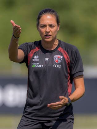Ingolstadt, Germany, August 11, 2026; 3rd Division 2026–2027; FC Ingolstadt 04 Training; Pictured: FCI Coach Sabrina Wittmann gesturing on the field at the Audi Sportpark Bayern training facility Copyright: xFotostandx xSchäferx