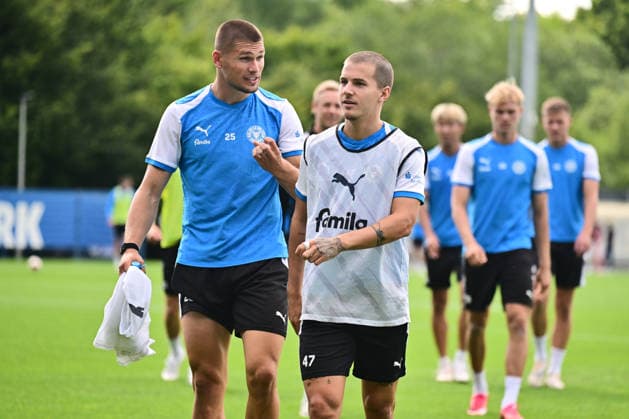 August 11, 2026, Soccer, Men s, 2nd Division, 2026–2027 Season, Holstein Kiel Training: Markus Müller in conversation with John Tolkin in Kiel, Projensdorf, Projensdorf, Training Ground, Schleswig-Holstein, Germany