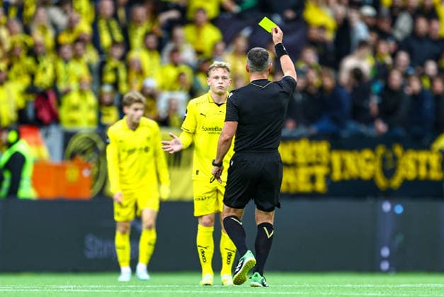 Soccer, Champions League 2025–2026 Bodo Glimt vs. Union Saint-Gilloise Bodo, August 11, 2026: Sondre Auklend receives a yellow card during the Champions League qualifying match between Bodo Glimt and Union Saint-Gilloise at Aspmyra Stadium. Photo: Mats Torbergsen, NTB Bodo, Norway EDITORIAL USE ONLY RESTRICTED USE FOR BETTING COMPANIES  Copyright: xMatsxTorbergsenx xNTBx