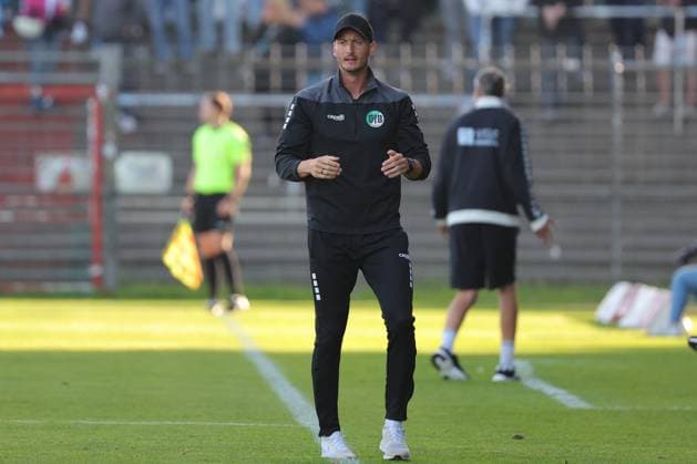 August 26, 2026, GER, Regionalliga Nord, Soccer, Matchday 1, 2026–2027 Season, Dietmar Scholze Stadium at the Lohmühle, VfB Lübeck vs. VfB Oldenburg Coaching Zone, Sideline, Coaches’ Area, Technical Zone, Coach Kevin Rodewald, VfB Lübeck, Photo: nordphoto GmbH, Tauchnitz, Lübeck, Dietmar Scholze Stadium at the Lohmühle, SH, Germany Copyright: xnordphotoxGmbHx xTauchnitzx