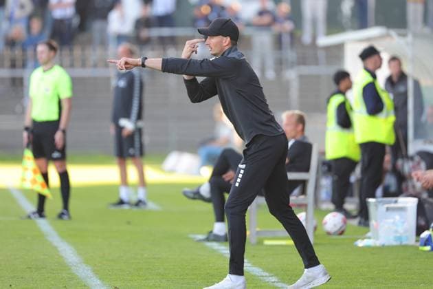August 26, 2026, GER, Regionalliga Nord, Soccer, Matchday 1, 2026–2027 Season, Dietmar Scholze Stadium an der Lohmuehle, VfB Lübeck vs. VfB Oldenburg Coaching Zone, Sideline, Coaches Area, Technical Zone, Coach Kevin Rodewald, VfB Lübeck gives a hand signal, Photo: nordphoto GmbH, Tauchnitz, Lübeck, Dietmar Scholze Stadium an der Lohmuehle, SH, Germany Copyright: xnordphotoxGmbHx xTauchnitzx