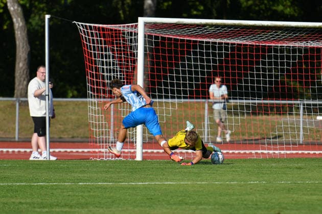 David Stojak, SV Stuttgarter Kickers, 29, Julian Haefner, FC Rottenburg, 26, makes the save this time. FC Rottenburg vs. SV Stuttgarter Kickers, Soccer, WFV Cup, Group 3, Round 3, Württemberg, 2026–2027 Season, August 11, 2026, FC Rottenburg vs. SV Stuttgarter Kickers, Soccer, WFV Cup, Group 3, Round 3, Württemberg, 2026–2027 Season, August 11, 2026, Rottenburg am Neckar Copyright: xEibner-Pressefoto RalphxKunzex EP_RKE