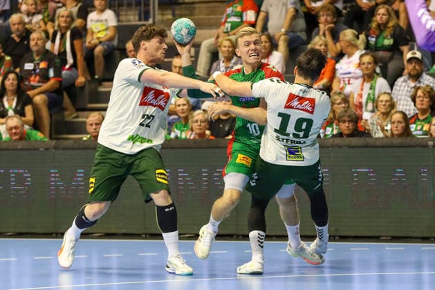 August 11, 2026, xgox, Handball Hummel Cup 2026 SC Magdeburg vs. GWD Mindenemspor, from left: Philipp Vorlicek, Michalczik (Minden), 22, Gisli Thorgeir Kristjansson, Magdeburg, 10, Jakub Sterba, Minden, 19; duel, battle, tackle, Magdeburg