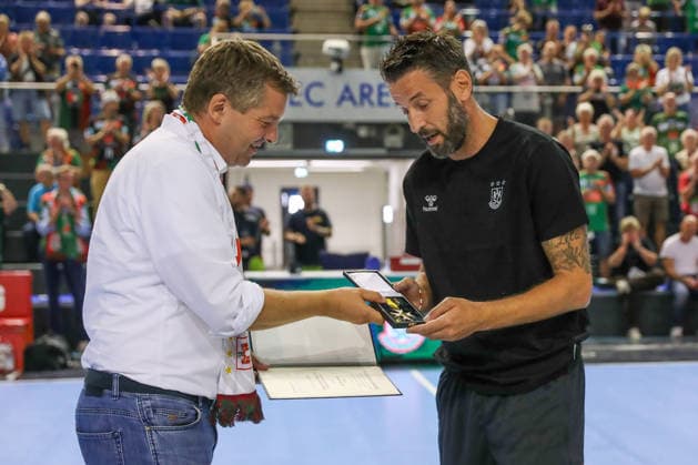 August 11, 2026, xgox, 2026 Hummel Cup Handball Match: SC Magdeburg vs. GWD Mindenemspor; from left: Bennet Wiegert (Magdeburg); Coach receives the Order of Merit of the State of Saxony-Anhalt from Minister President Sven Schulze (Magdeburg)