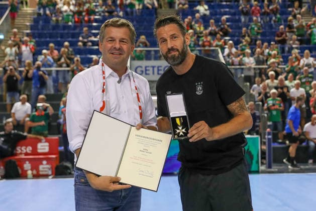 August 11, 2026, xgox, 2026 Hummel Cup Handball Match: SC Magdeburg vs. GWD Mindenemspor; from left: Bennet Wiegert (Magdeburg); Coach receives the Order of Merit of the State of Saxony-Anhalt from Minister President Sven Schulze (Magdeburg)