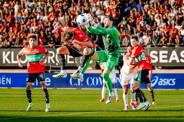 NIJMEGEN N E C Nijmegen defender Philippe Sandler and N E C Nijmegen goalkeeper Gonzalo Crettaz during the Champions League match between N E C and Olympiacos at De Goffert Stadium on August 11, 2026, in Nijmegen, the Netherlands