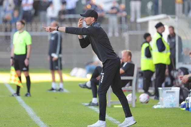 August 26, 2026, GER, Regionalliga Nord, Soccer, Matchday 1, 2026–2027 Season, Dietmar Scholze Stadium at the Lohmühle, VfB Lübeck vs. VfB Oldenburg Coaching Zone, Sideline, Coaches Area, Technical Zone, Coach Kevin Rodewald, VfB Lübeck gives a hand signal, Photo: nordphoto GmbH, Tauchnitz, Lübeck, Dietmar Scholze Stadium at the Lohmühle, SH, Germany Copyright: xnordphotoxGmbHx xTauchnitzx