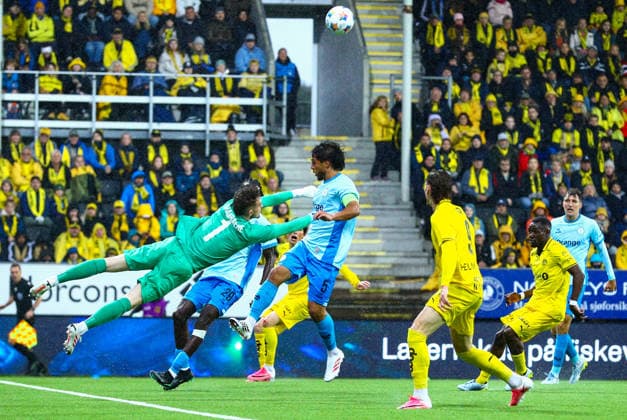 Soccer, Champions League 2025–2026 Bodo Glimt vs. Union Saint-Gilloise Bodo, August 11, 2026 Vic Chambaere dives during the Champions League qualifying match between Bodo Glimt and Union Saint-Gilloise at Aspmyra Stadium. Photo: Mats Torbergsen, NTB Bodo Norway EDITORIAL USE ONLY RESTRICTED USE FOR BETTING COMPANIES  Copyright: xMatsxTorbergsenx xNTBx