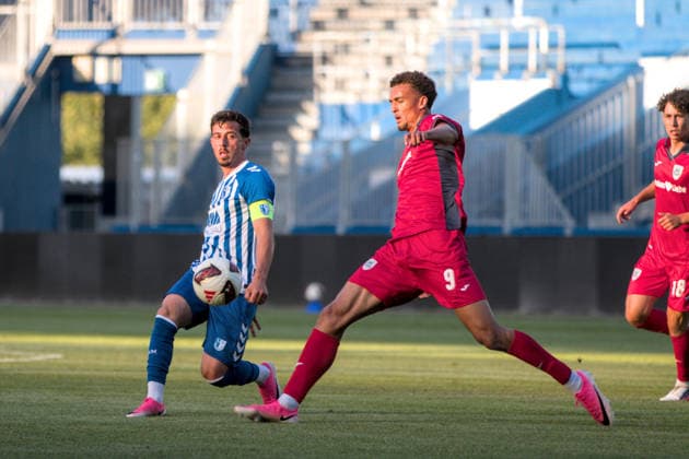 August 11, 2026 Men s Soccer 2026–2027 Northeast Regional League, Matchday 4: 1 FC Magdeburg II vs. SV Babelsberg 03, Avnet Arena, Magdeburg, Stefan Korsch, Magdeburg, 10, in blue and white, takes a shot on goal; Joshua Okpalaike of Babelsberg, 9, in red, is unable to intervene; Magdeburg, Saxony-Anhalt, Germany