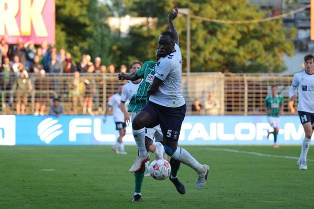 August 26, 2026, GER, Regionalliga Nord, Soccer, Matchday 1, 2026–2027 Season, Dietmar Scholze Stadium an der Lohmuehle, VfB Lübeck vs. VfB Oldenburg: Daouda Beleme (VfB Lübeck 21) in a tackle against Anouar Adam (VfB Oldenburg 05). Photo: nordphoto GmbH, Tauchnitz, Lübeck, Dietmar Scholze Stadium an der Lohmuehle, SH, Germany Copyright: xnordphotoxGmbHx xTauchnitzx